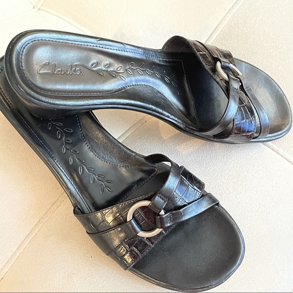 Clarks Leather Black Slip On Heel EUC - Picture 3 of 9